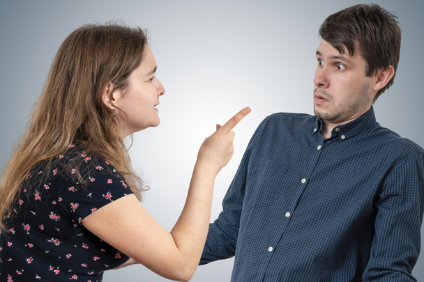 Ревнивая истеричная жена кричит и обвиняет своего мужа
. - Фото, изображение