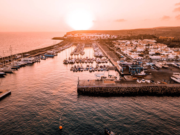 Beautiful aerial sunset view over the docks with many luxury yachts docked by the pier. - Foto, imagen