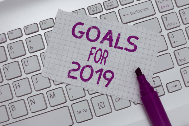 Escrita de mão conceitual mostrando metas para 2019. Texto para fotos de negócios As seguintes coisas que você quer ter e alcançar em 2019
 - Foto, Imagem