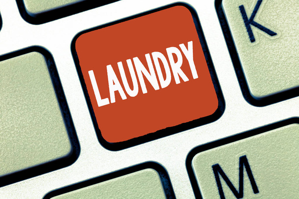 Εννοιολογική χέρι γραφή δείχνει πλυντηρίου. Επαγγελματίες φωτογραφία προβάλλοντας δωμάτιο για Καθαρισμός Πλυντήρια ρούχων υφάσματα πρέπει να πλυθούν - Φωτογραφία, εικόνα