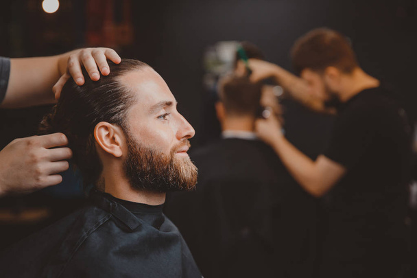 Homem em cadeira de barbearia
 - Foto, Imagem