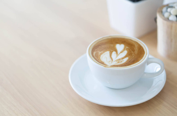 Detailní sklo latte art káva tulipán tvar na pozadí dřeva s vinobraní barvy, selektivní zaměření - Fotografie, Obrázek