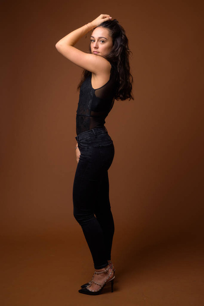 Stüdyo çekim Genç güzel kadının kahverengi arka plan - Fotoğraf, Görsel