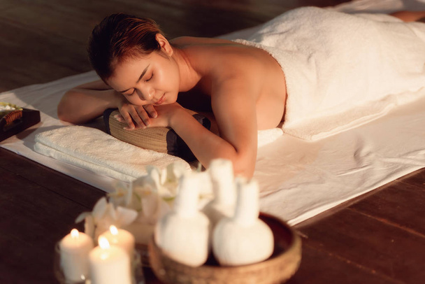 Portrét asijské ženy je relaxační wellness masáž, thajská masáž. - Fotografie, Obrázek