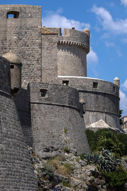 Murallas de la ciudad de Dubrovnik, las mejores del mundo y la principal demanda de la ciudad a la fama. Todo el casco antiguo estaba contenido dentro de una barrera de piedra de 2 km de largo y hasta 25 m de altura
. - Foto, imagen
