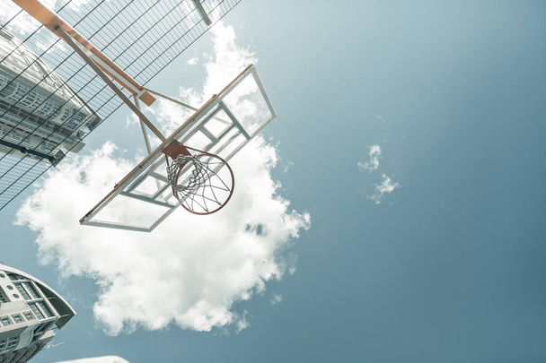 Low angle of a basket against the sky - Zdjęcie, obraz