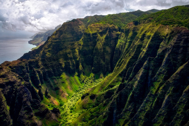 劇的なスタイル、カウアイ島、ハワイ、アメリカで Na Pali の海岸線の崖の風景を見る - 写真・画像
