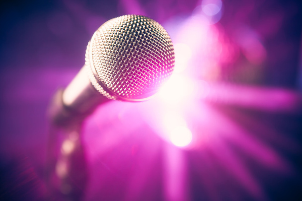 Mikrofon auf der Bühne vor violettem Hintergrund - Foto, Bild