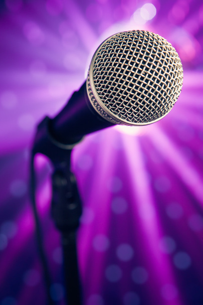 mikrofon, sugarai lila háttér - Fotó, kép