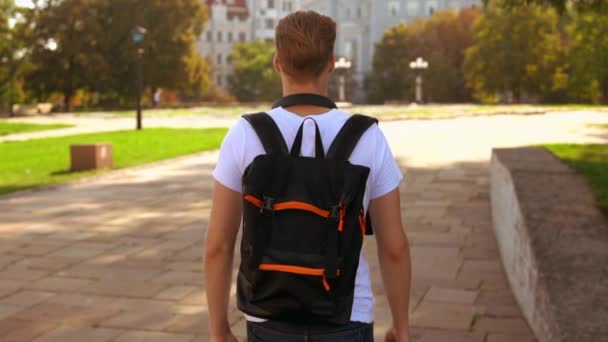 macho con mochila paseo en la ciudad
 - Metraje, vídeo
