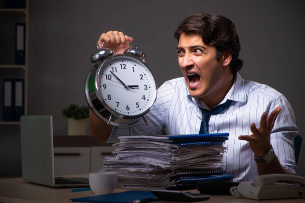 Mladý finanční manažer pracující pozdě v noci v kanceláři  - Fotografie, Obrázek