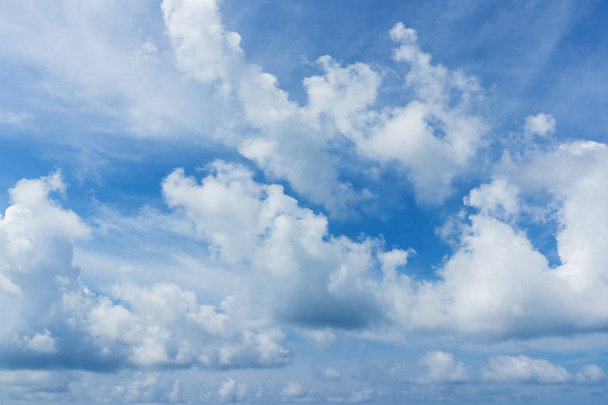 Białe chmury i błękitne niebo - Zdjęcie, obraz