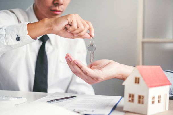 Agente de venta dando casa al cliente y firmar contrato de acuerdo, concepto de hogar de seguros
 - Foto, imagen