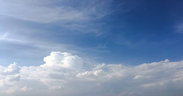 青い空を背景に美雲。雲空。曇りの日、自然の雲と青い空。白い雲、青い空と太陽 - 写真・画像