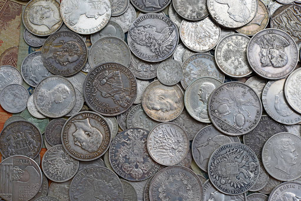 starożytne monety srebrne, w tle zdjęcia. - Zdjęcie, obraz