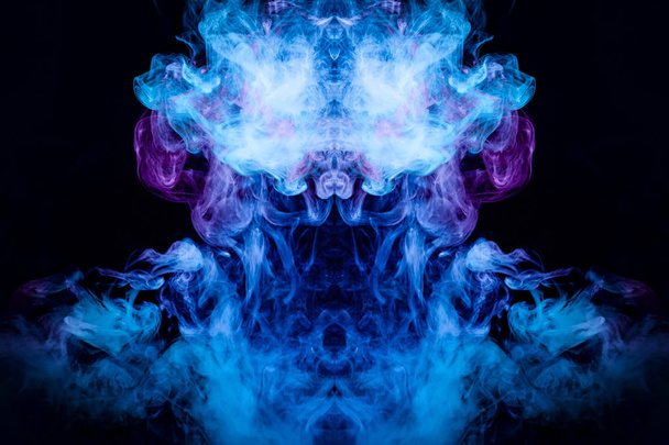 Фантастический отпечаток для одежды: футболки, толстовки. Цветной синий и фиолетовый дым в виде черепа, монстра, дракона на черном изолированном фоне. Фон из дыма вап
 - Фото, изображение