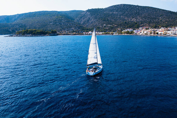 Segeljachtboot auf dem Meer. Regatta und Luxuskreuzfahrt entlang der griechischen Küsten.  - Foto, Bild