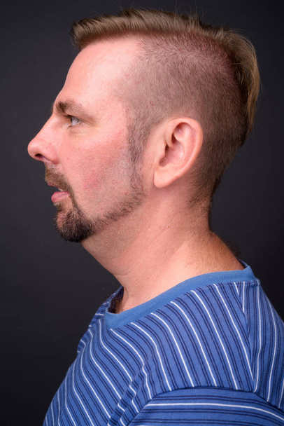 Бородатый блондин с козлиной бородкой на сером фоне - Фото, изображение