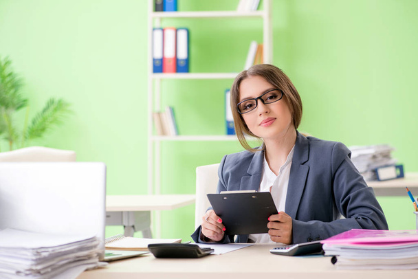 Female financial manager working in the office - 写真・画像