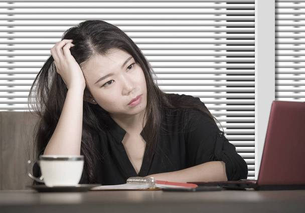 εταιρική πορτρέτο του νέους ελκυστικές λυπημένος και τόνισε Κορέας γυναίκα της Ασίας εργάζεται στο γραφείο του υπολογιστή γραφείου εταιρεία αίσθημα κατάθλιψης και συγκλονισμένοι στο επιχειρησιακό πρόβλημα στον τρόπο ζωής και εργασίας - Φωτογραφία, εικόνα