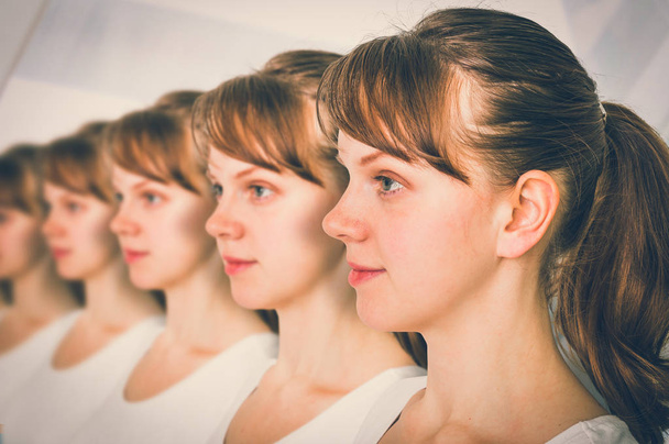 viele Frauen hintereinander - genetisches Klonkonzept - Retro-Stil - Foto, Bild