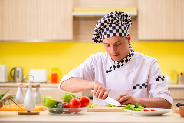 Junge Profi-Köchin bereitet Salat in der Küche zu - Foto, Bild