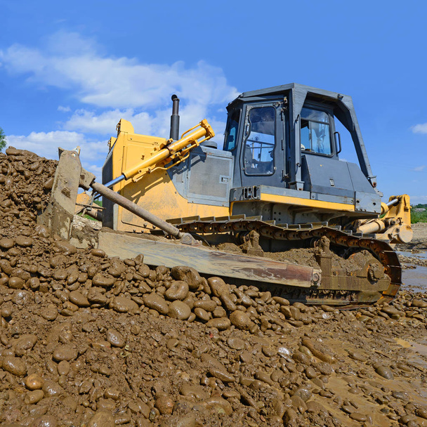 bulldozer on the construction of a protective dam - Foto, Bild