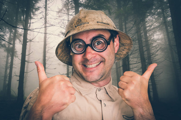 Человек-исследователь со шлемом в страшном лесу в тумане - стиль ретро
 - Фото, изображение