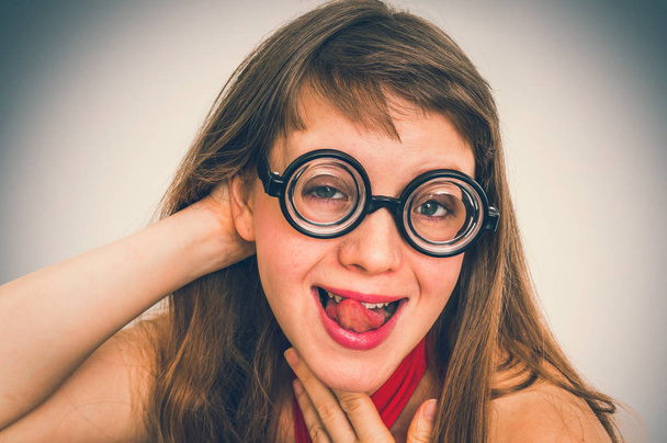 Giovane nerd divertente o geek donna con espressione sessuale sul viso stile retrò
 - Foto, immagini