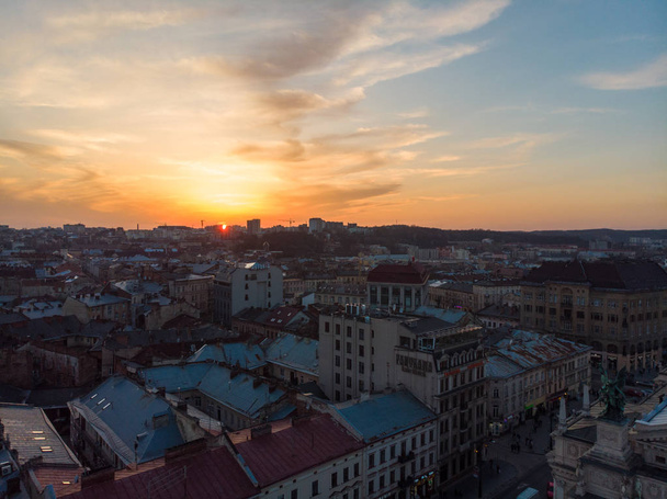 kauneus auringonlasku vanhan Euroopan kaupungin yllä. lintuperspektiivi
 - Valokuva, kuva