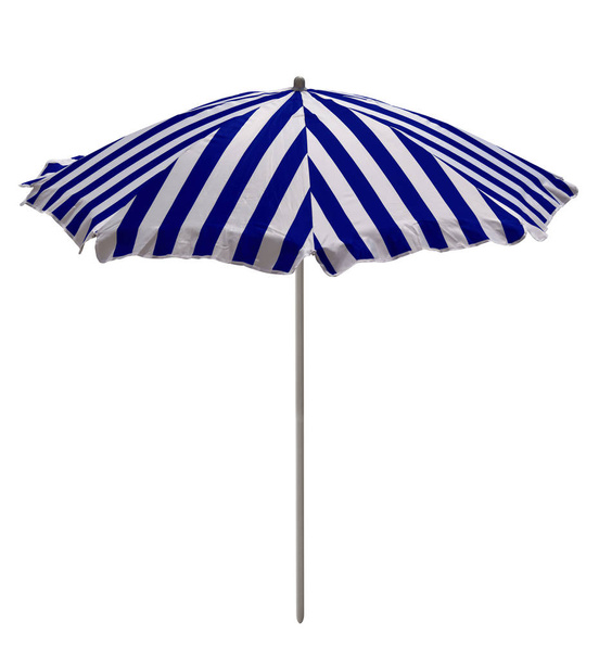 Parapluie de plage rayé bleu-blanc isolé sur blanc. Chemin de coupe inclus
. - Photo, image