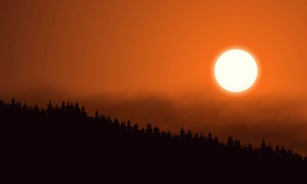 Illustrazione realistica del paesaggio montano con foresta di conifere sotto il cielo arancio del mattino o della sera con nuvole scure e sole che sorge o tramonta - vettore
 - Vettoriali, immagini