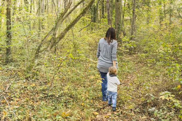 A baba egy erdei ösvényen őszi séta - Fotó, kép