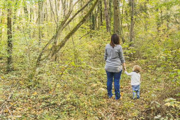 秋の森の小道で遊んで赤ちゃん - 写真・画像