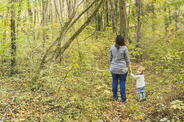 Un bambino che gioca su un sentiero forestale in autunno
 - Foto, immagini