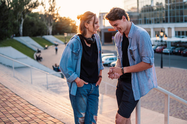Bella giovane coppia hipster incontri durante il tramonto estivo
. - Foto, immagini