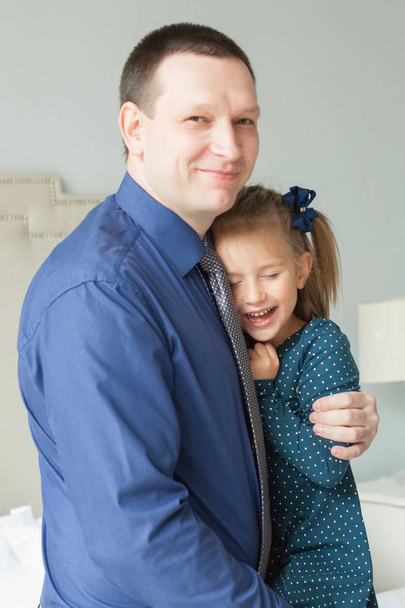 Щаслива дочка з батьком вдома
 - Фото, зображення