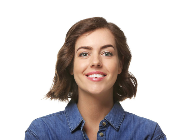 Porträt der schönen jungen Frau auf weißem Hintergrund - Foto, Bild