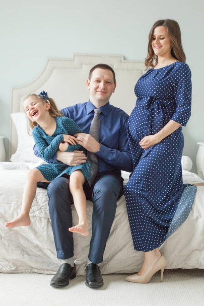 glückliches Familienporträt. Mutter, Vater, Tochter zu Hause - Foto, Bild