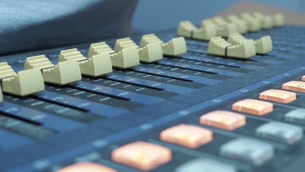 Digitální mixážní pult pro nahrávací studio - Záběry, video
