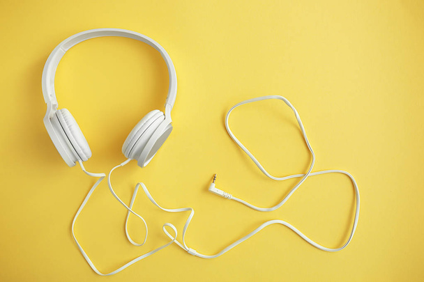 Σύγχρονα ακουστικά στο φόντο χρώμα - Φωτογραφία, εικόνα