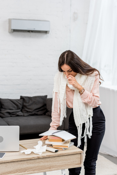 mujer joven enferma leyendo y estornudando en la oficina
 - Foto, Imagen