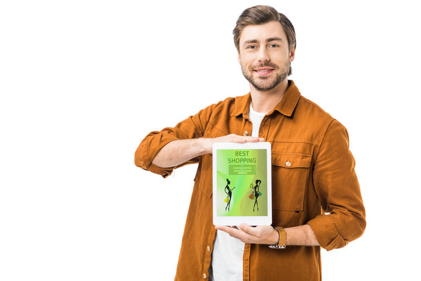 glücklicher Mann zeigt digitales Tablet mit besten Einkäufen auf Bildschirm isoliert auf weiß - Foto, Bild