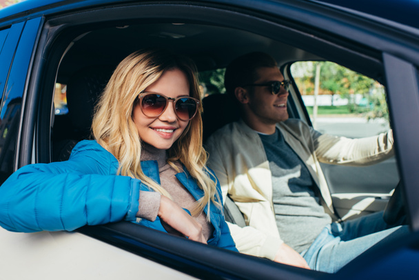 mosolyogva pár turista autó vezetés közben együtt utazik - Fotó, kép
