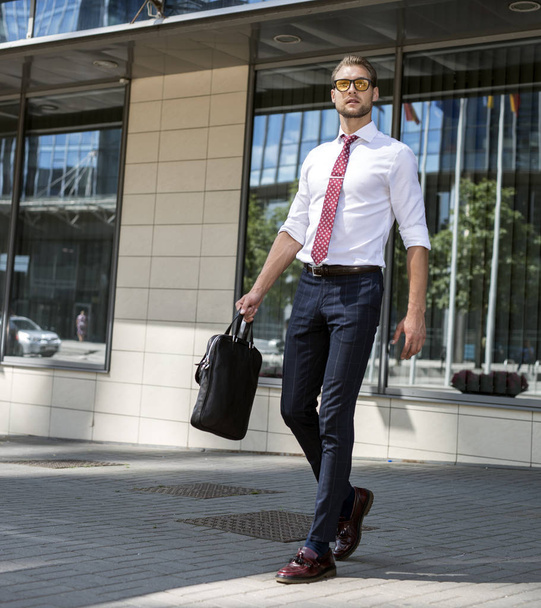Businessman walking in a city street - Foto, Bild