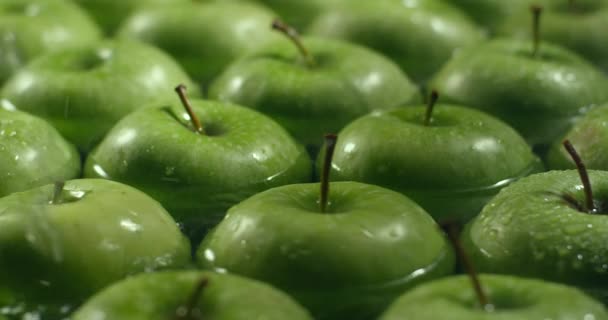 Tuoreita vihreitä omenoita pestään vedellä. Hedelmien pesu
. - Materiaali, video