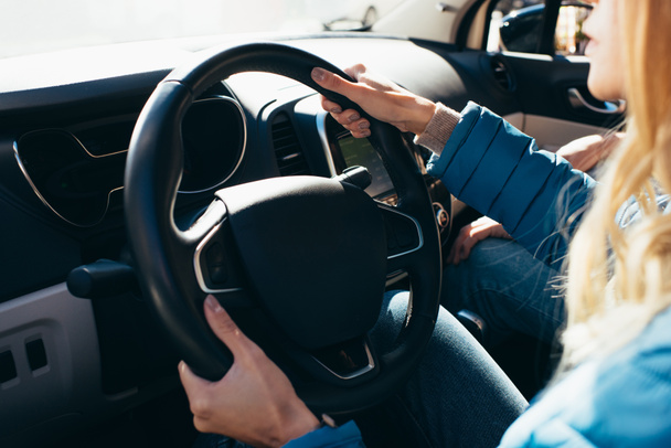 vista parcial de la mujer conduciendo coche con novio cerca, concepto de viaje
 - Foto, Imagen