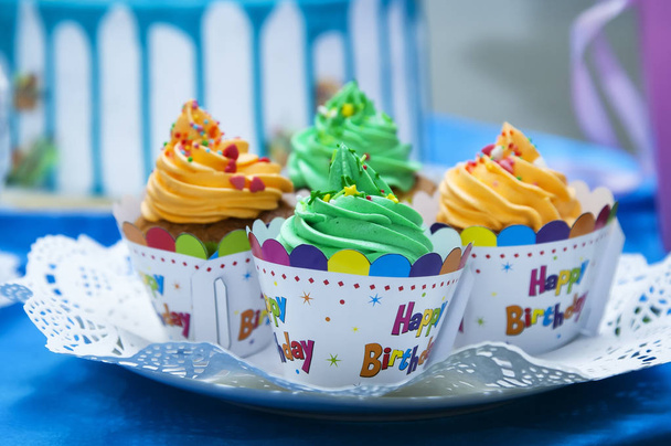 Cupcakes spelling the words "happy birthday" - Zdjęcie, obraz