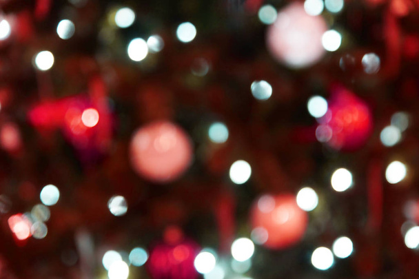 Fond de Noël, taches lumineuses, décorations de Noël floues, espace rouge
. - Photo, image