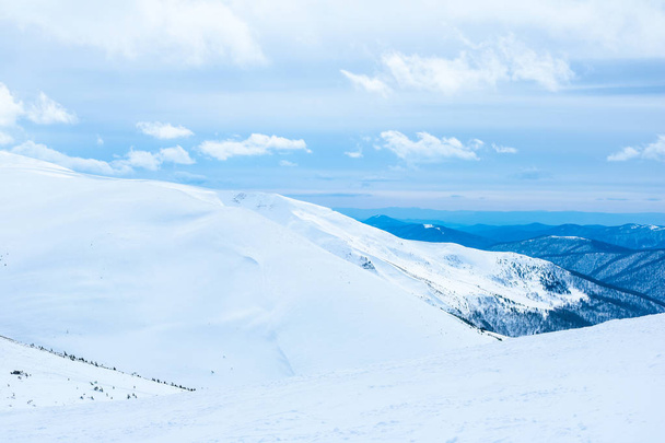 Montañas de los Cárpatos de Ucrania en invierno. Dragobrat Vista desde la parte superior. Gotas de nieve cuento de hadas de invierno. Viajar
 - Foto, imagen